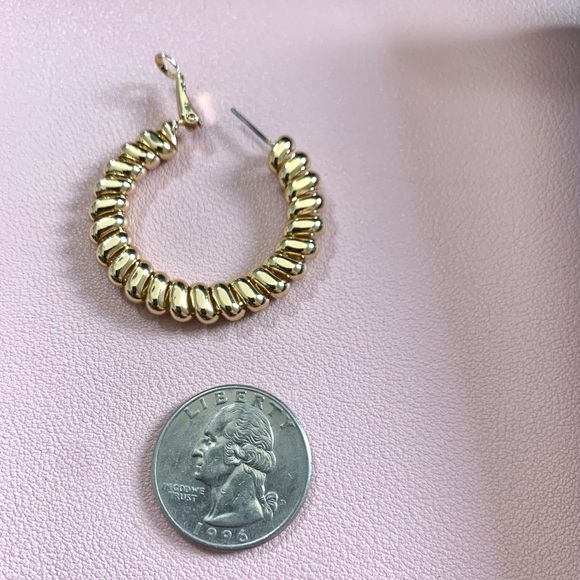 NWT *BOUTIQUE*  THE TATYANA GOLD TONE HOOP EARRINGS - Picture 2 of 3